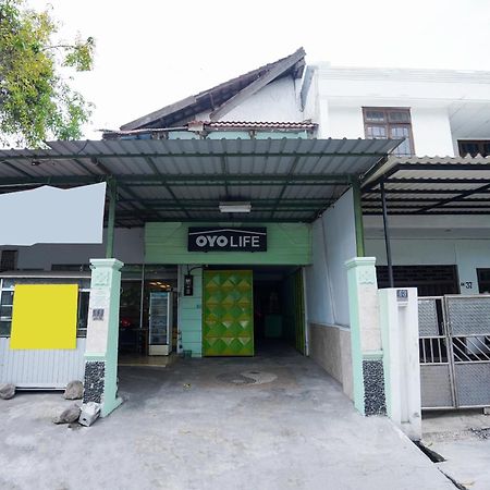 Oyo Life 2309 Kost Si Mbok Vivi Hotel Surabaia Exterior foto