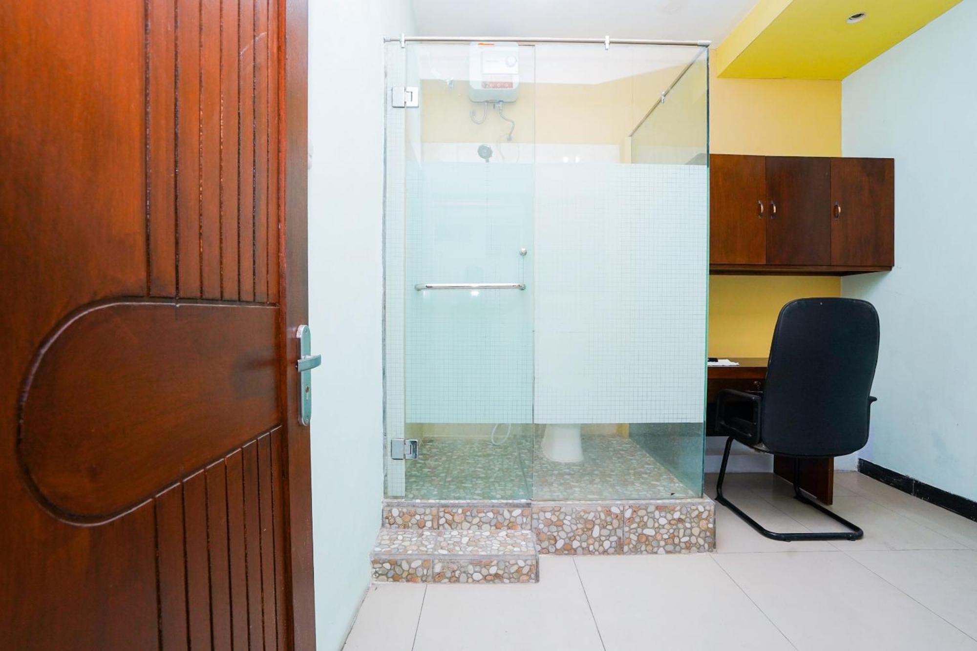 Oyo Life 2309 Kost Si Mbok Vivi Hotel Surabaia Exterior foto