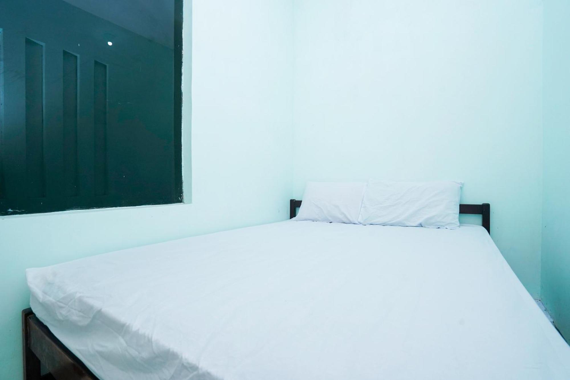 Oyo Life 2309 Kost Si Mbok Vivi Hotel Surabaia Exterior foto