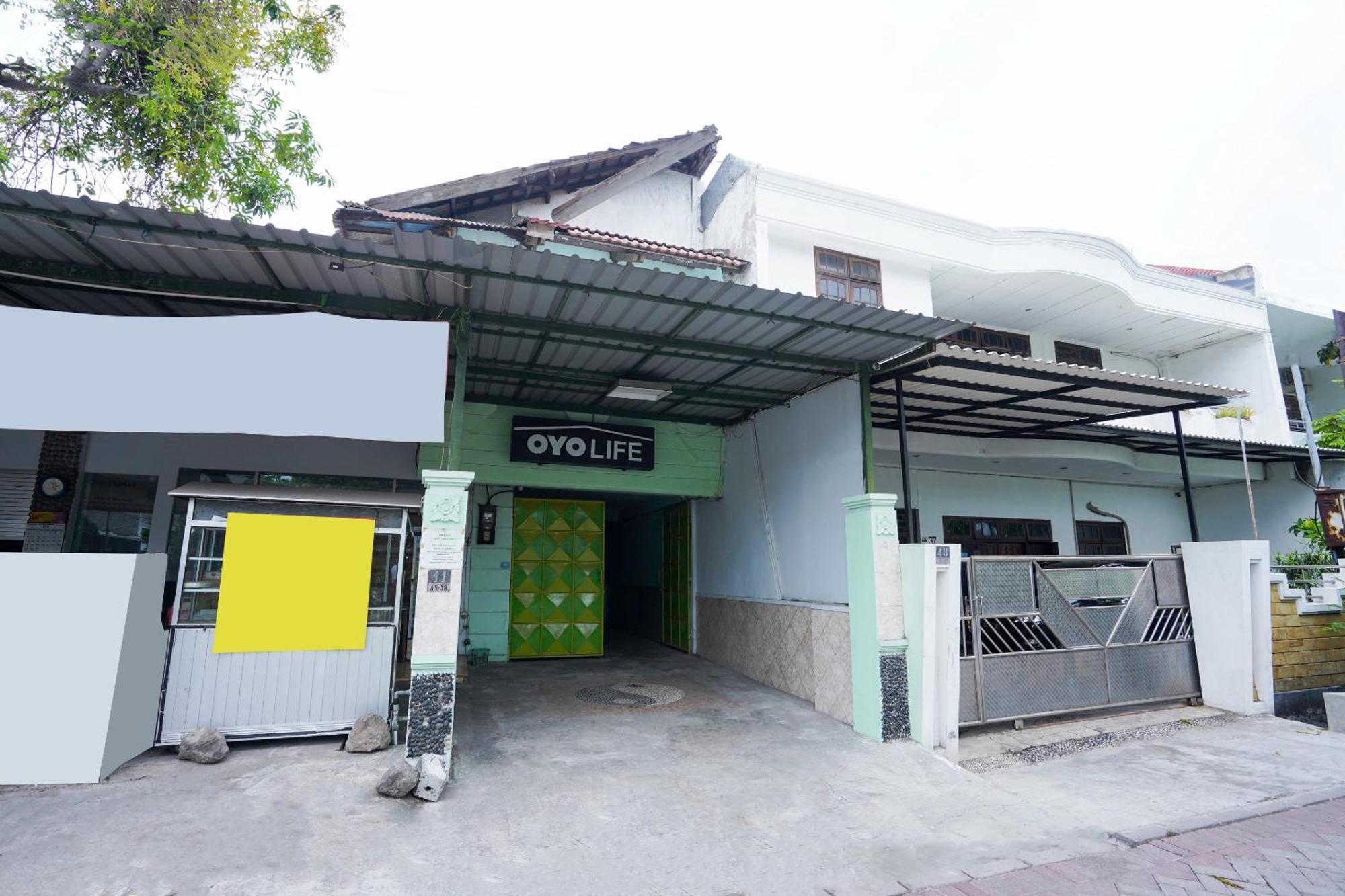 Oyo Life 2309 Kost Si Mbok Vivi Hotel Surabaia Exterior foto
