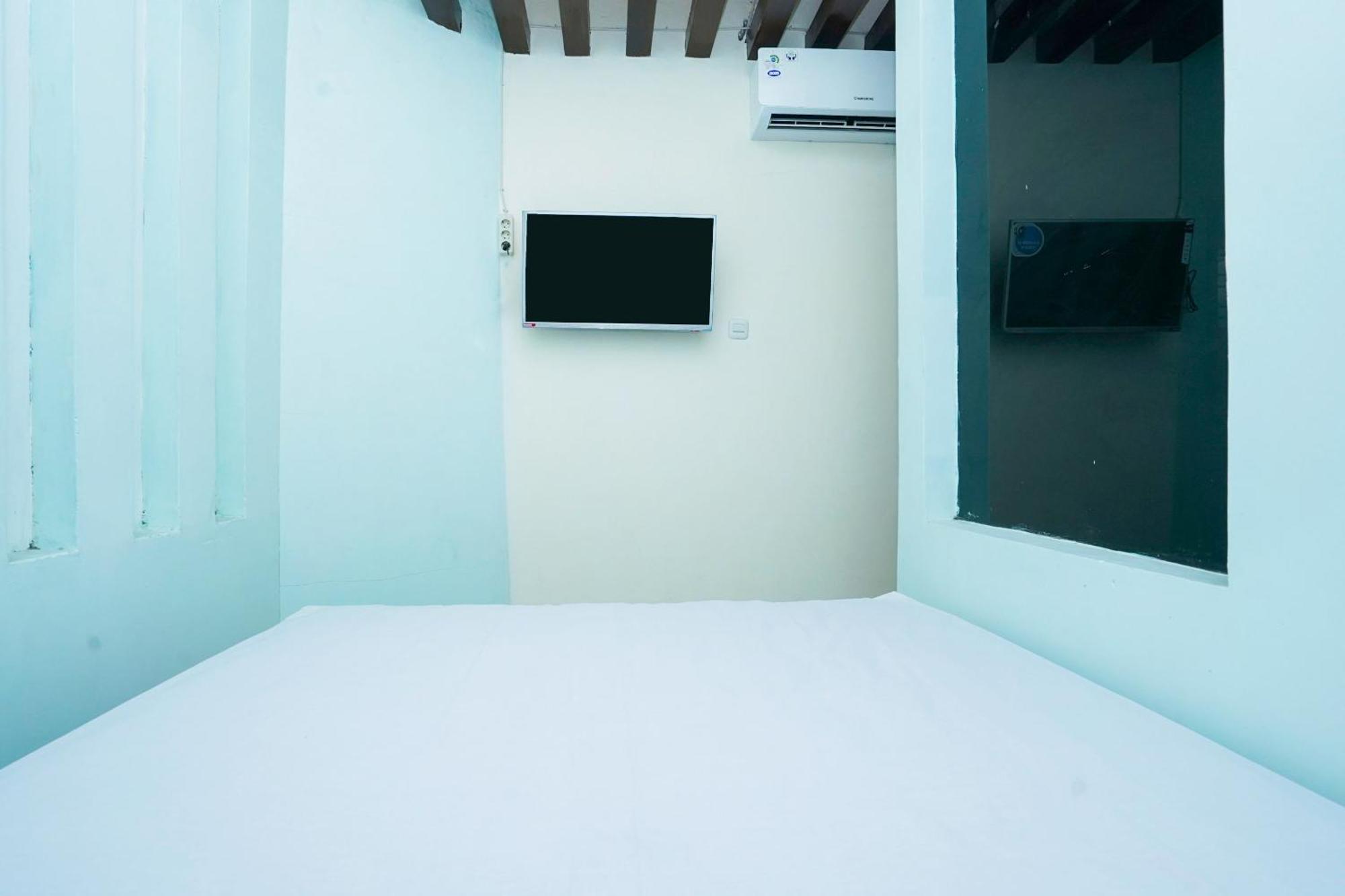 Oyo Life 2309 Kost Si Mbok Vivi Hotel Surabaia Exterior foto