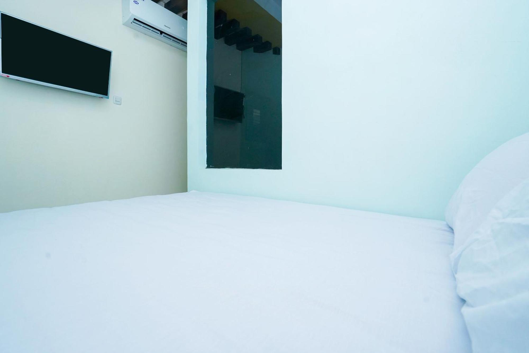 Oyo Life 2309 Kost Si Mbok Vivi Hotel Surabaia Exterior foto