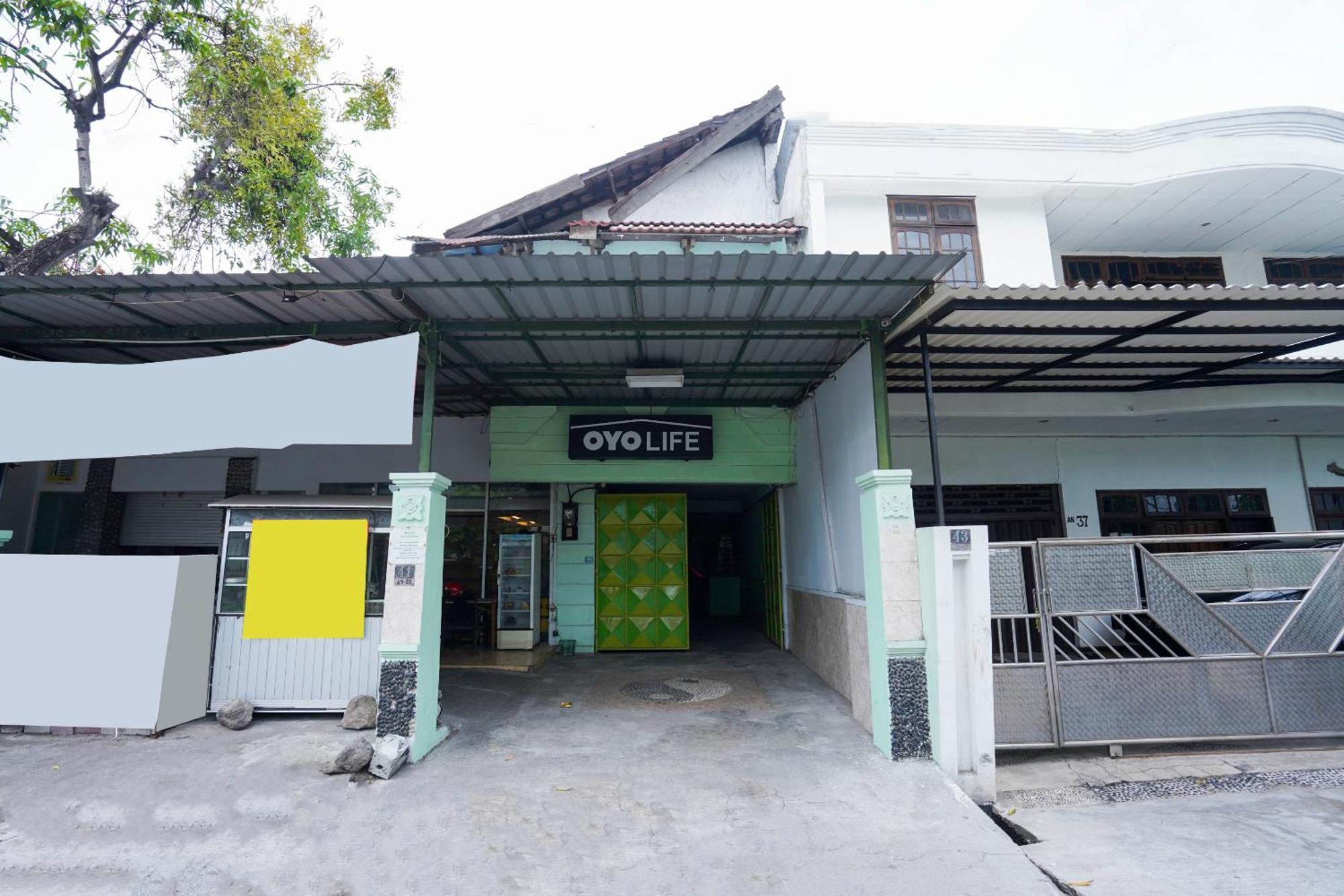 Oyo Life 2309 Kost Si Mbok Vivi Hotel Surabaia Exterior foto