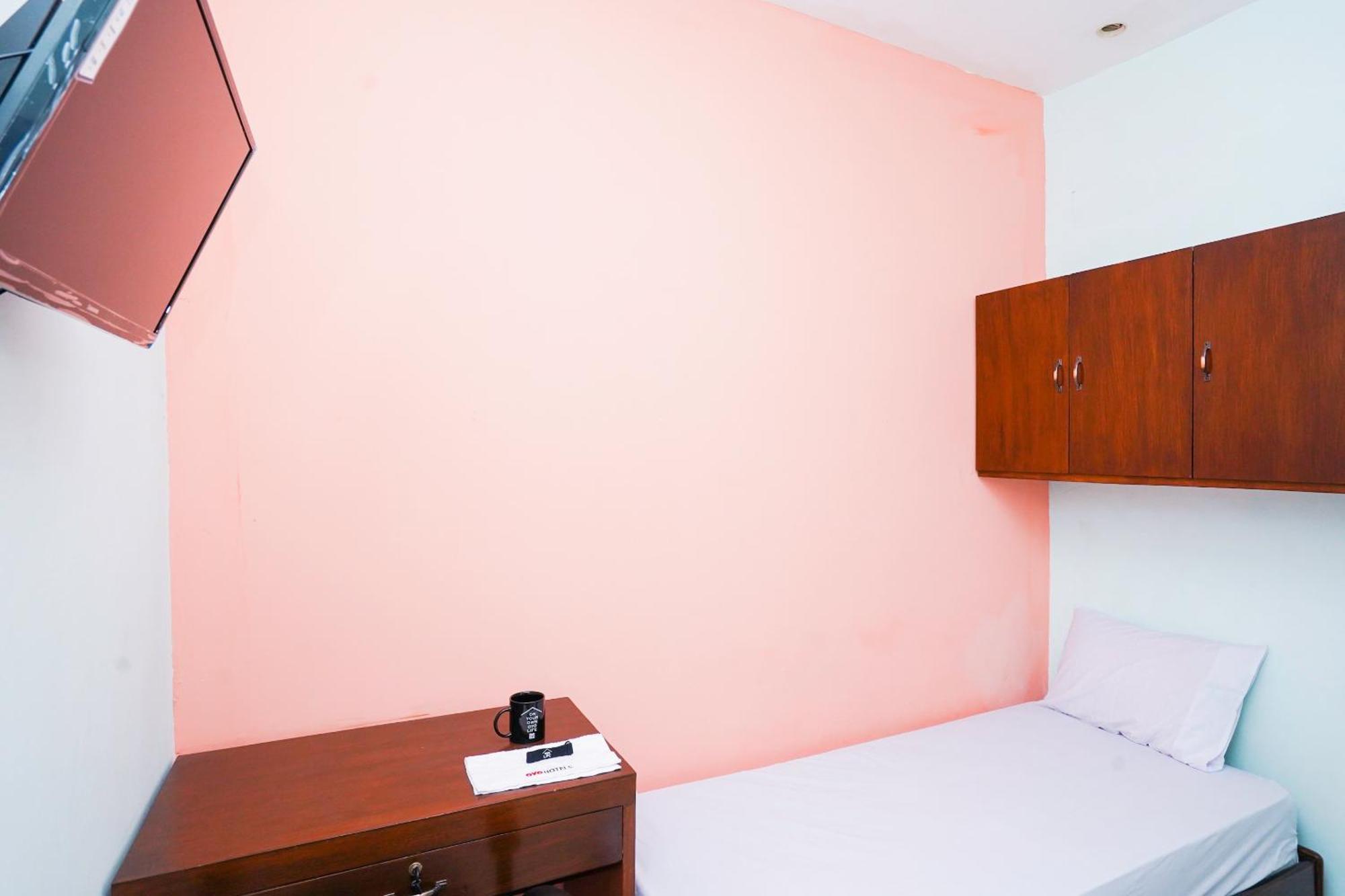 Oyo Life 2309 Kost Si Mbok Vivi Hotel Surabaia Exterior foto