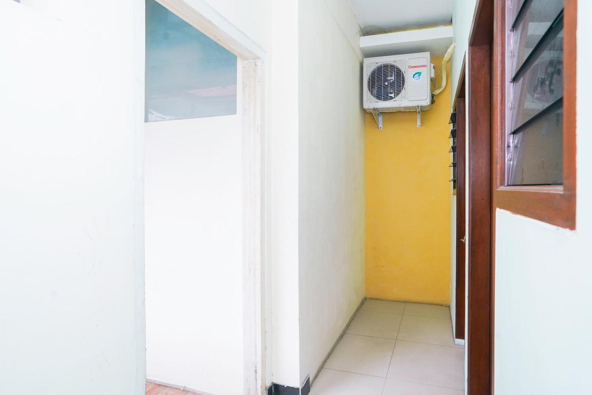 Oyo Life 2309 Kost Si Mbok Vivi Hotel Surabaia Exterior foto