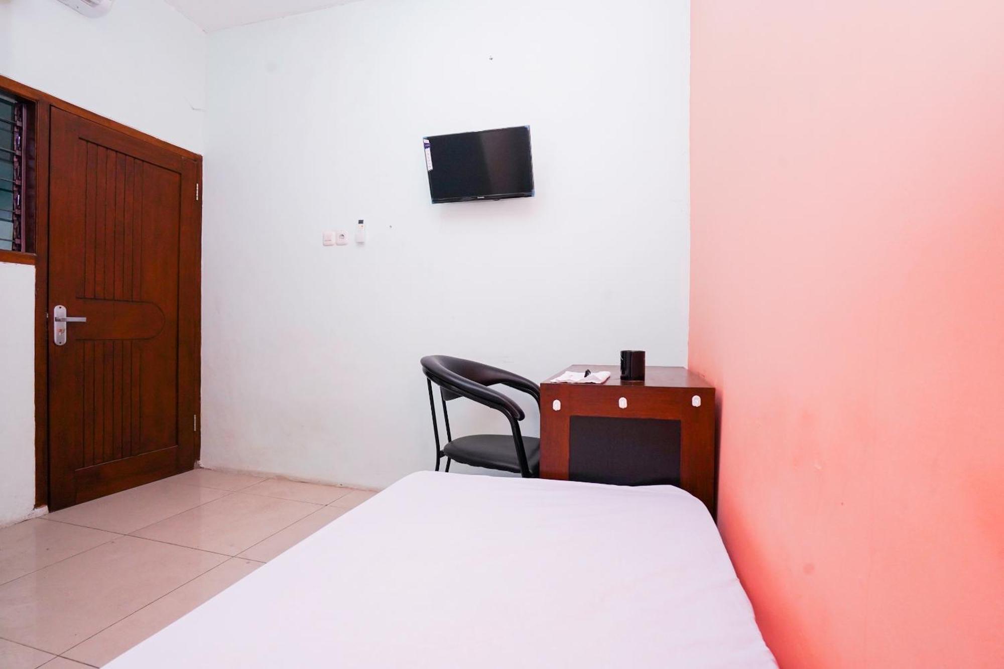 Oyo Life 2309 Kost Si Mbok Vivi Hotel Surabaia Exterior foto