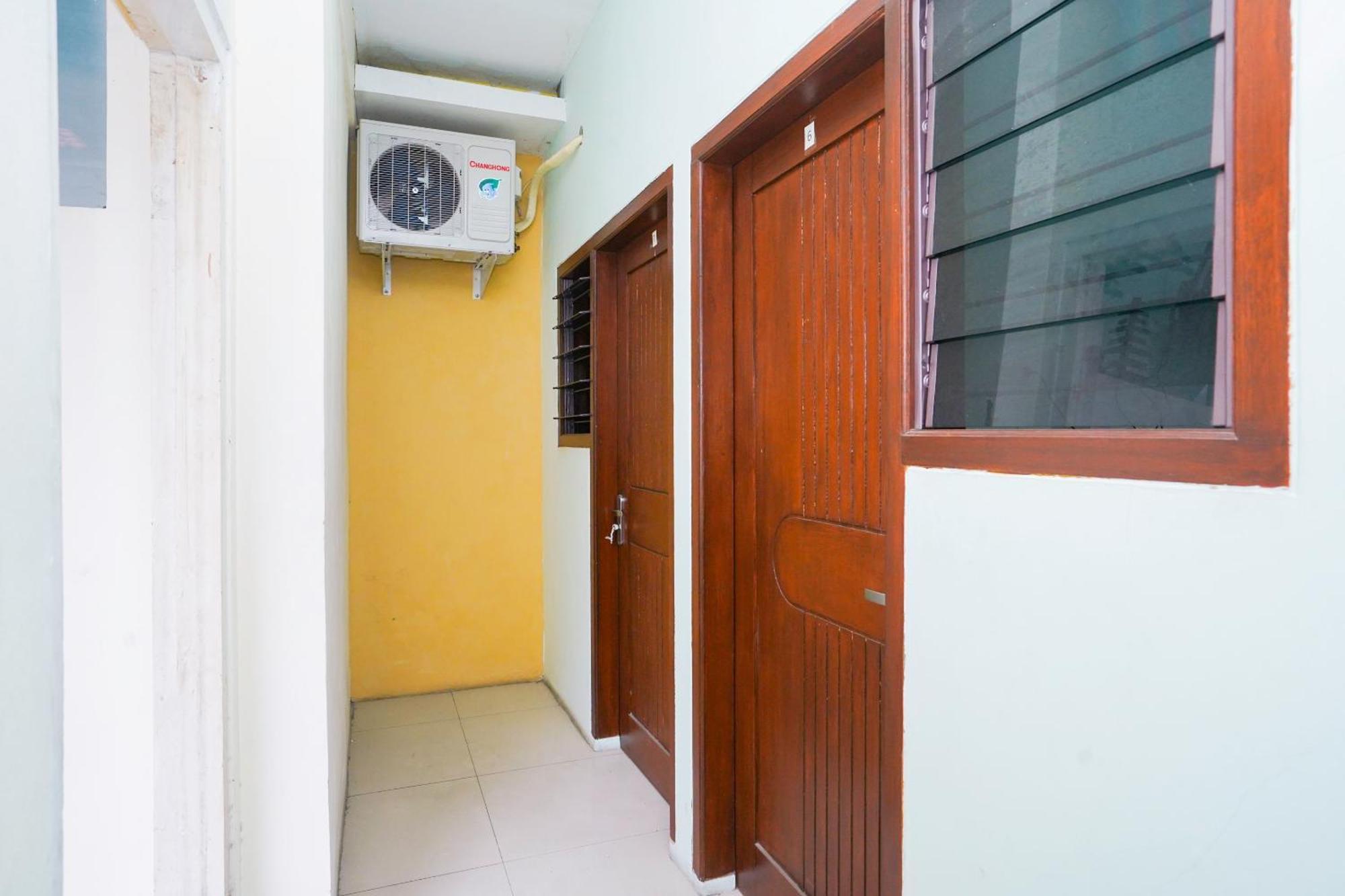 Oyo Life 2309 Kost Si Mbok Vivi Hotel Surabaia Exterior foto