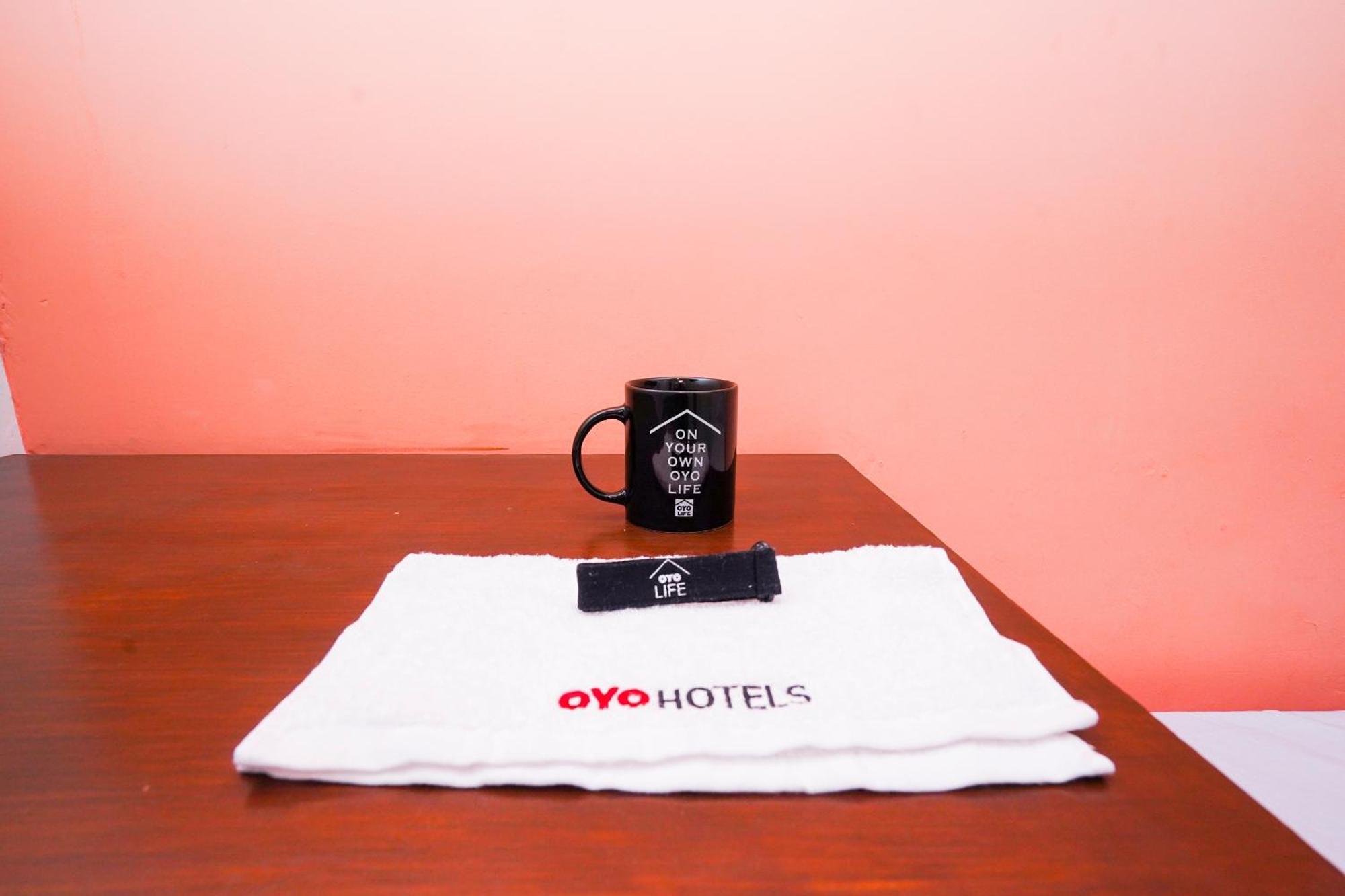 Oyo Life 2309 Kost Si Mbok Vivi Hotel Surabaia Exterior foto