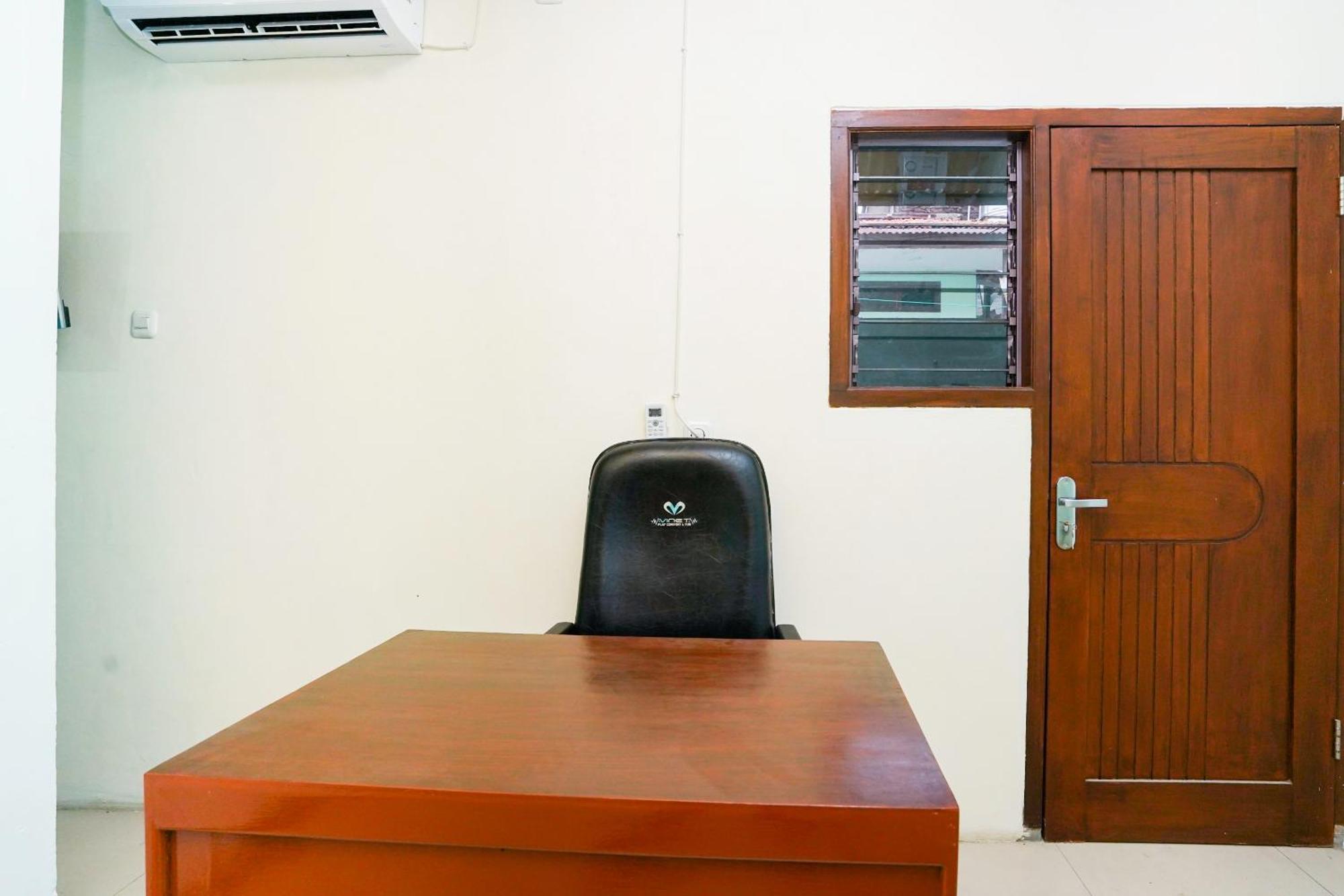 Oyo Life 2309 Kost Si Mbok Vivi Hotel Surabaia Exterior foto