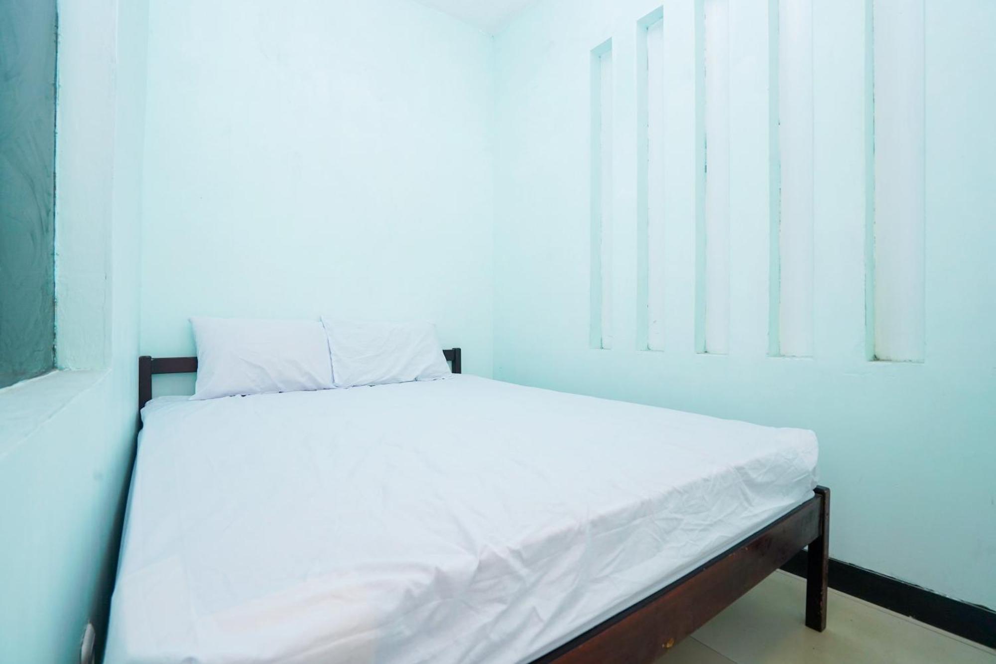 Oyo Life 2309 Kost Si Mbok Vivi Hotel Surabaia Exterior foto