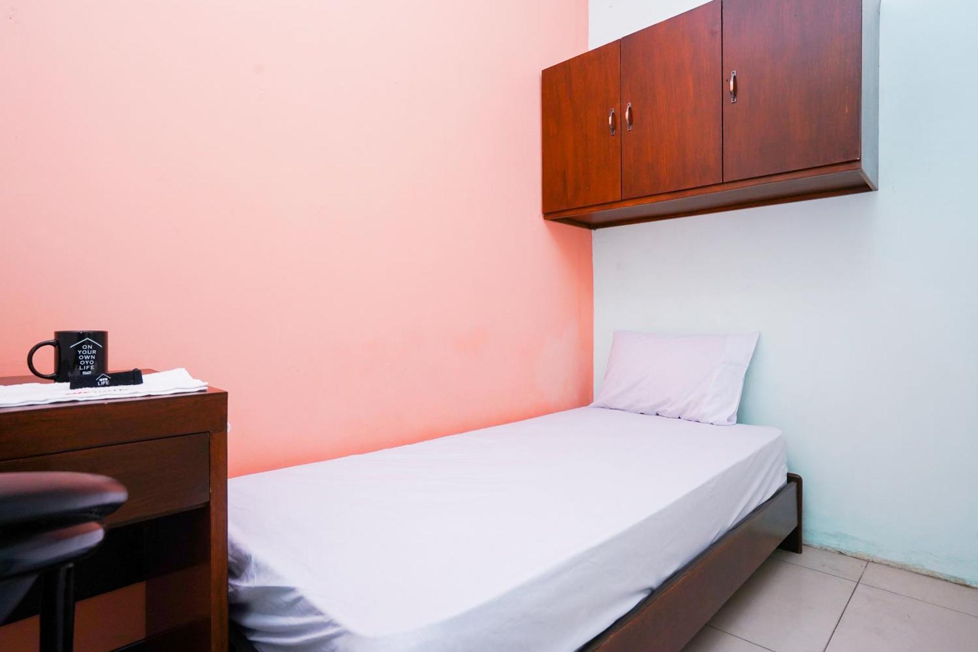 Oyo Life 2309 Kost Si Mbok Vivi Hotel Surabaia Exterior foto