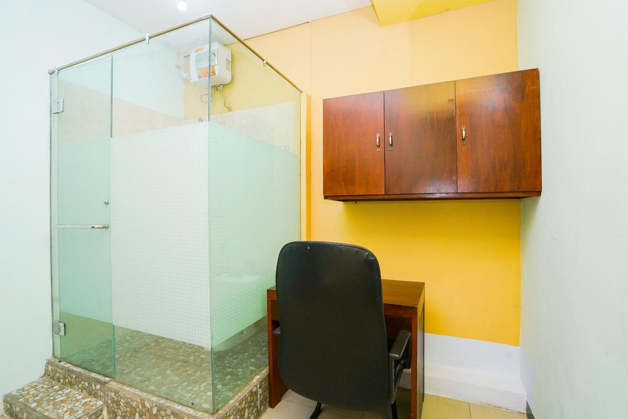 Oyo Life 2309 Kost Si Mbok Vivi Hotel Surabaia Exterior foto