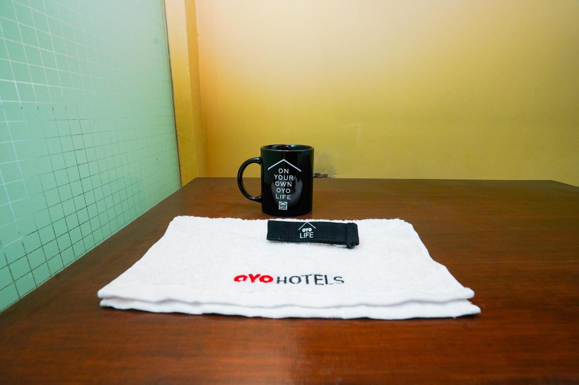 Oyo Life 2309 Kost Si Mbok Vivi Hotel Surabaia Exterior foto