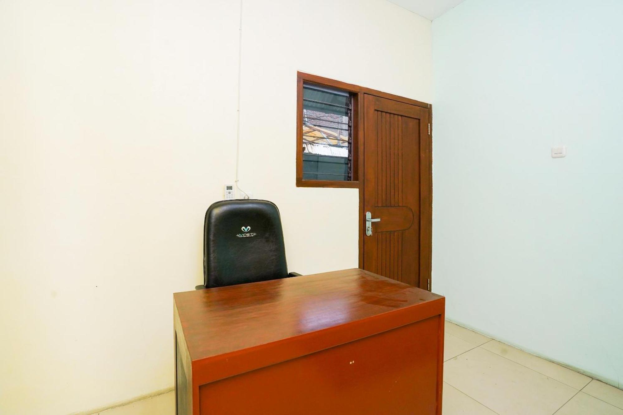 Oyo Life 2309 Kost Si Mbok Vivi Hotel Surabaia Exterior foto