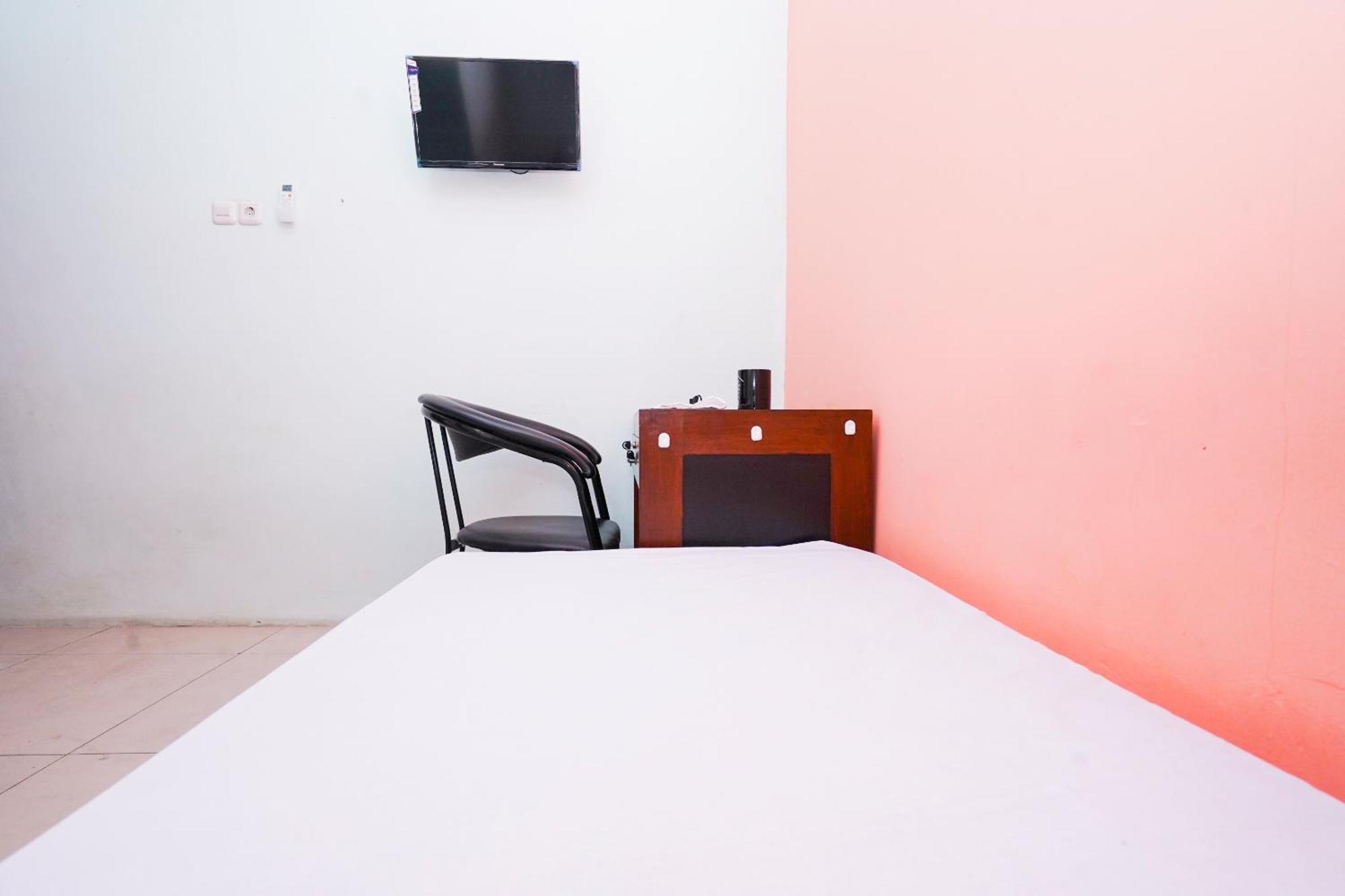 Oyo Life 2309 Kost Si Mbok Vivi Hotel Surabaia Exterior foto