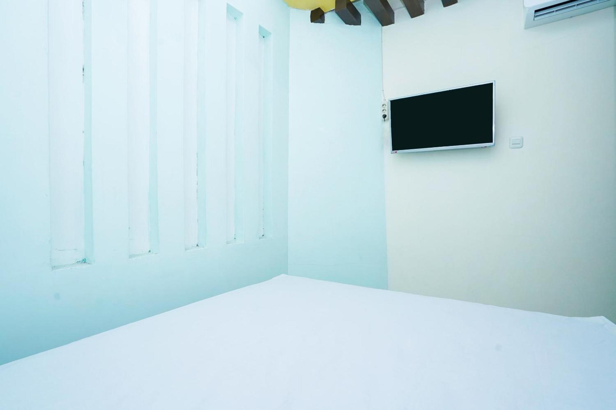 Oyo Life 2309 Kost Si Mbok Vivi Hotel Surabaia Exterior foto