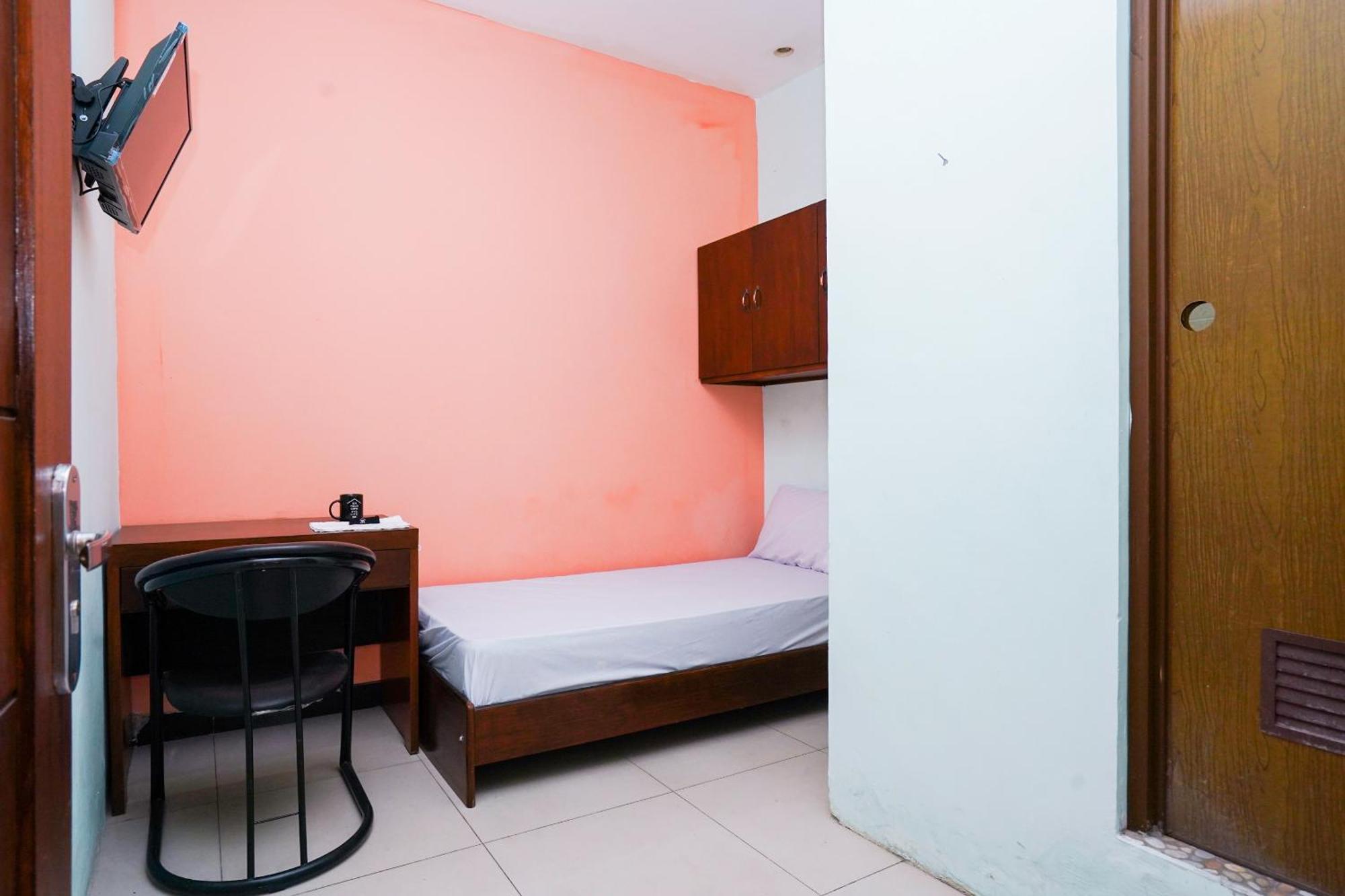 Oyo Life 2309 Kost Si Mbok Vivi Hotel Surabaia Exterior foto