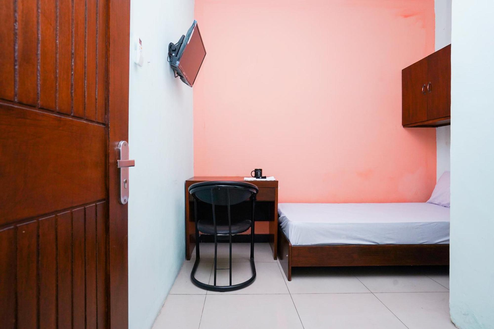 Oyo Life 2309 Kost Si Mbok Vivi Hotel Surabaia Exterior foto